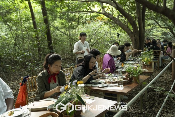 제주관광공사는 오는 10월 14일과 15일 양일간 제주시 한경면 저지리에 위치한 곶자왈 숲에서 제주의 자연 속 건강한 음식을 맛볼 수 있는 ‘저지마을 레스토랑’을 선보인다.[사진=제주관광공사]