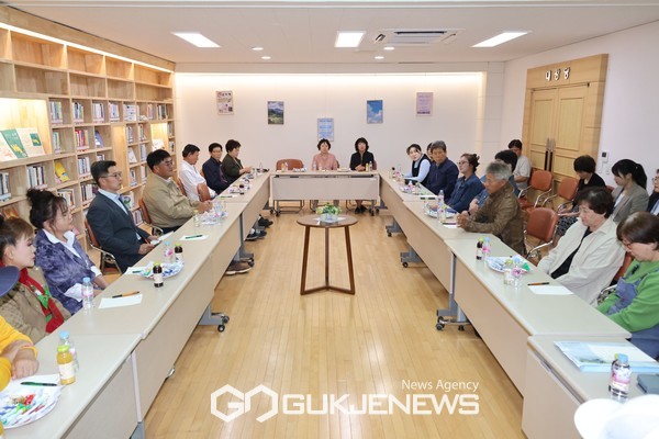 사진=평생학습 동아리 대표들과 차담회/시제공