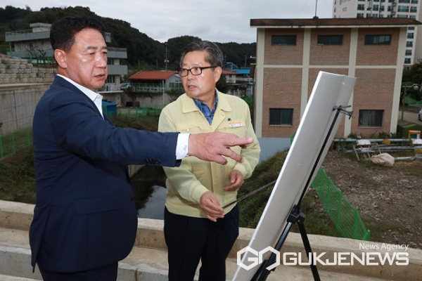 정영철 군수 ‘계산2 자연재해 위험개선지구 정비사업' 방문 모습.(제공=영동군청)
