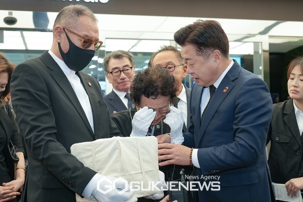 5일 낯선 타지에서 무고하게 희생됐던 고(故) 김한홍 님이 74년 만에 그리운 가족의 품으로 돌아와 영면했다.[사진=제주도청]