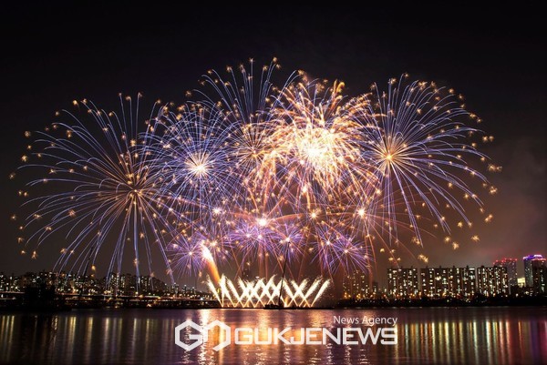2022 서울세계불꽃축제의 불꽃 모습 [사진제공=영등포구청]