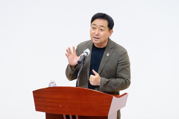 5일 이종우 서귀포시장은 10월 직원회의를 열고  10월 서귀포에서 열리는 다양한 축제와 행사 관련 시민들과 관광객들이 불편함 없이 안전하게 개최될 수 있도록 꼼꼼한 사전 준비를 당부했다.[사진=서귀포시청]