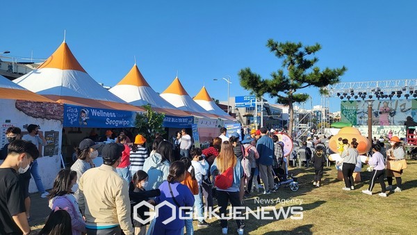 제29회 서귀포 칠십리축제가  '꿈이 빛나는, 미래를 밝히는, 새로운 칠십리’라는 슬로건을 내걸고 오는 13일부터 15일까지  3일간 제주월드컵경기장 광장에서 열린다.[사진=서귀포시청]
