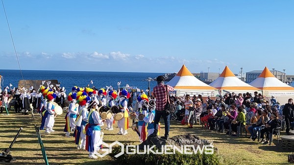 제29회 서귀포 칠십리축제가  '꿈이 빛나는, 미래를 밝히는, 새로운 칠십리’라는 슬로건을 내걸고 오는 13일부터 15일까지  3일간 제주월드컵경기장 광장에서 열린다.[사진=서귀포시청]