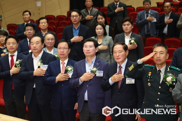 지난 5일 열린 용인시민안보포럼 창립식에 참석한 이상일 용인특례시장과 내빈들의 모습(사진=용인시)