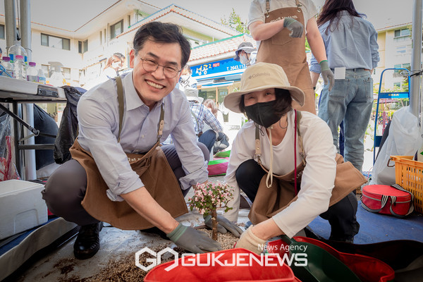 지난 5월 찾아가는 반려식물 관리 서비스 현장에서 지역주민 분갈이 교육 중인 이기재구청장 [사진제공=양천구청]