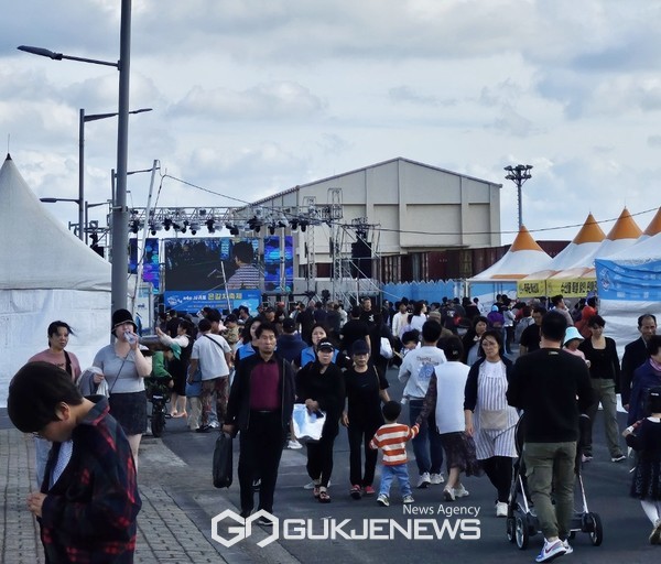 지난 6일부터 8일까지 서귀포항 일원에서 제4회 은갈치축제가 성황리에 열렸다.[사진=문서현 기자]