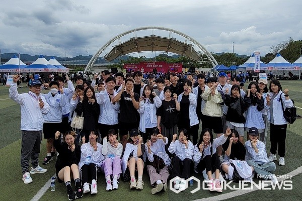 청주대학교 무역학과 및 GTEP사업단 참여학생들이 대청호마라톤대회 10km 완주 후, 기념사진 촬영을 하고 있다.(제공=청주대학교)