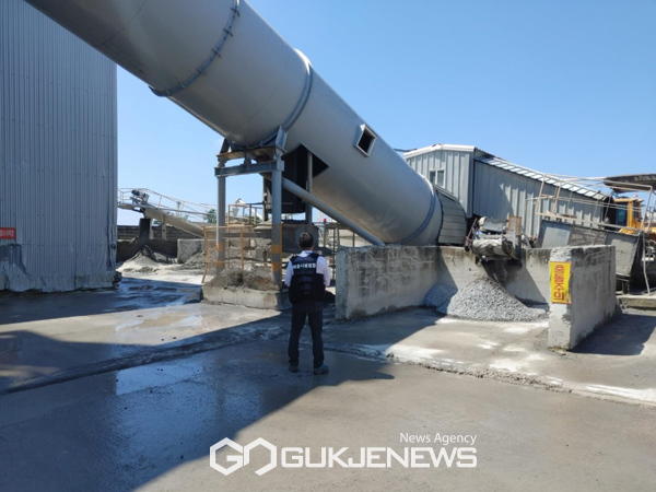 주시는 위치기반 서비스를 활용해 실시간으로 정보를 입력하고, 저장된 정보를 현장에서 사용할 수 있는 환경오염물질 배출시설 통합관리시스템을 구축하고 오는 11월부터 본격 운영에 들어간다.[사진=제주시청]