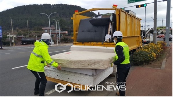 제주시 대형폐기물 처리건수가 지난해 22만9359건 대비 4,4% 증가한 23만9522건이 신고 처리됐다.[사진=제주시청]