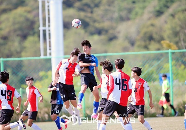 정읍신태인축구센터U18 김두현이 10일 상주강변축구장에서 열린 '2023 명실상주 고등1학년 축구 페스티벌' 순위 결정전에서 경신고 이명원과 공중볼 경합을 벌리고 있다(사진=김병용 기자)