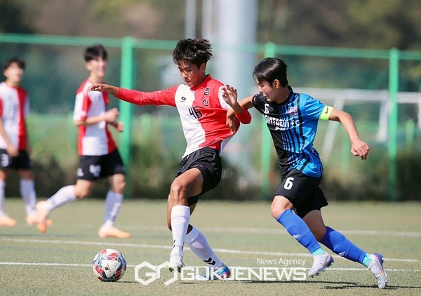 정읍신태인축구센터U18 캡틴 김선필이 10일 상주강변축구장에서 열린 '2023 명실상주 고등1학년 축구 페스티벌' 순위 결정전에서 경신고 박정후과와치열한 볼 경합을 벌리고 있다(사진=김병용 기자)