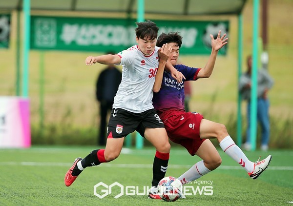 9일 안동강변축구장에서 열린 '2023 안동하회탈 고등1학년축구페스티벌' 강릉중앙고와 한양공고 예선2차전 경기 모습(사진=김병용 기자)