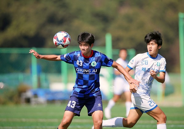 10일 상주강변축구장에서 열린 '2023 명실상주고등1학년축구페스티벌' 충주상고와 제주제일고 경기모습(사진=김병용 기자)