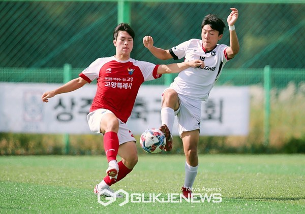 10일 상주강변축구장에서 열린 '2023 명실상주고등1학년축구페스티벌' 고양해피니스U18과 고령U18 경기모습(사진=김병용 기자)