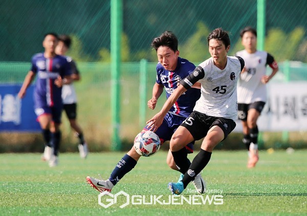 ​10일 상주강변축구장에서 열린 '2023 명실상주고등1학년축구페스티벌' 천안축구센터U18과 평택JFC 경기모습(사진=김병용 기자)​