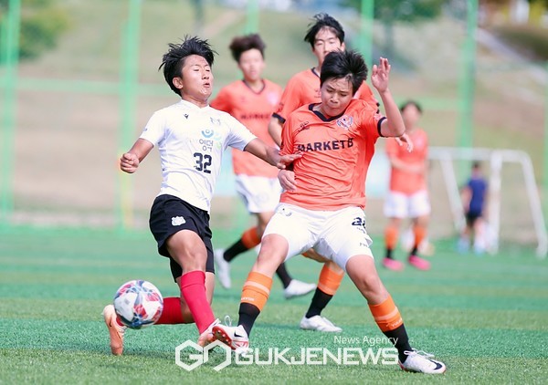 9일 안동강변축구장에서 열린 ‘2023 안동하회탈고등1학년축구대회’ 이천율면FC와 영덕고 경기모습(사진=김병용 기자)​