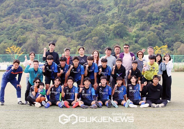 정읍신태인축구센터U18 선수단이 10일 상주강변축구장에서 열린 '2023 명실상주고등1학년축구페스티벌'에서 기념 촬영을 하고 있다(사진=김병용 기자)