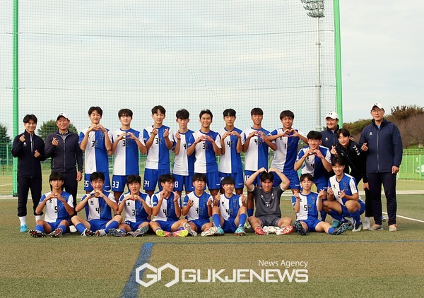 서울 경신고축구부선수단이 10일 상주강변축구장에서 열린 '2023 명실상주고등1학년축구페스티벌'에서 기념 촬영을 하고 있다(사진=김병용 기자)