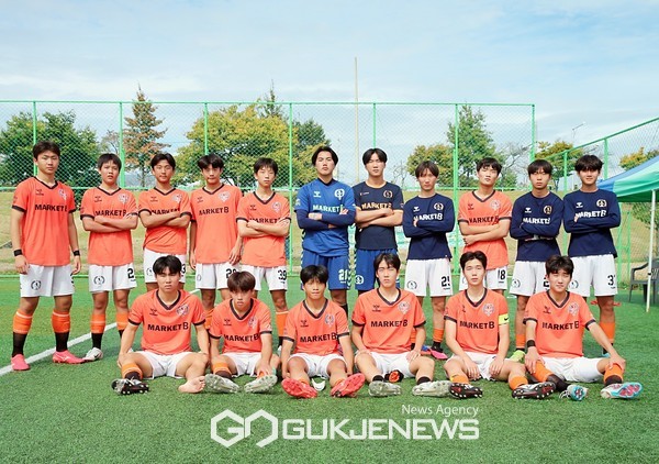 경기 이천율면FCU18선수단이 10일 안동강변축구장에서 열린 '2023 안동하회탈고등1학년축구페스티벌'에서 기념 촬영을 하고 있다(사진=김병용 기자)