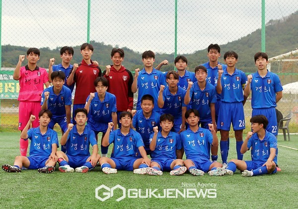 서울경희고축구부선수단이 10일 안동강변축구장에서 열린 '2023 안동하회탈고등1학년축구페스티벌'에서 기념 촬영을 하고 있다(사진=김병용 기자)