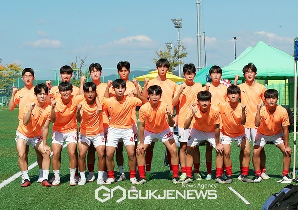경기 고양해피니스U18선수단이 10일 상주강변축구장에서 열린 '2023 명실상주고등1학년축구페스티벌'에서 기념 촬영을 하고 있다(사진=김병용 기자)