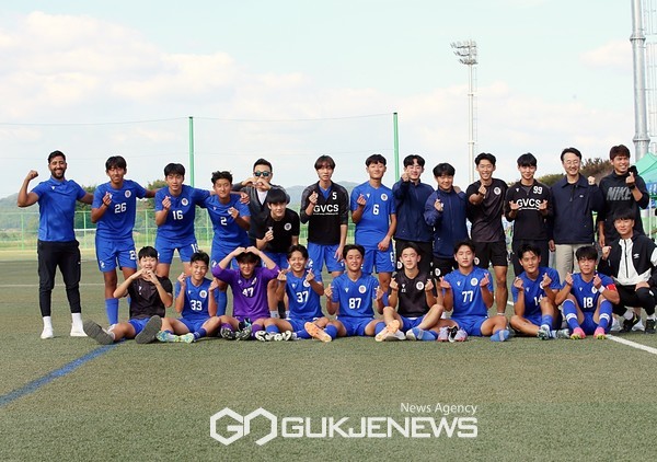 경북 글로벌선진고축구부선수단이 10일 상주강변축구장에서 열린 '2023 명실상주고등1학년축구페스티벌'에서 기념 촬영을 하고 있다(사진=김병용 기자)