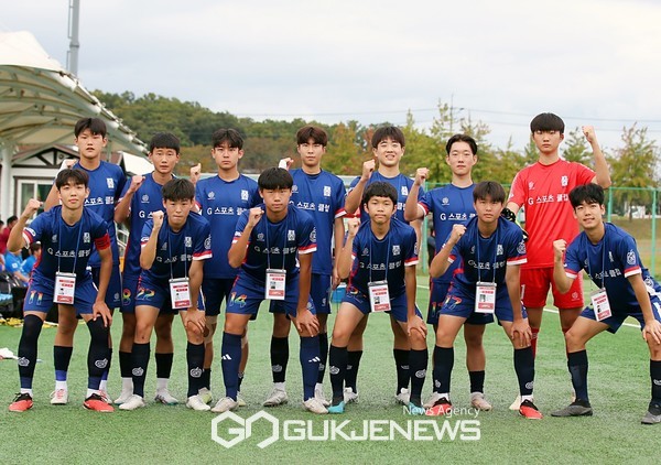 경기 광주시G스포츠클럽U18선수단이 10일 안동강변축구장에서 열린 '2023 안동하회탈고등1학년축구페스티벌'에서 기념 촬영을 하고 있다(사진=김병용 기자)