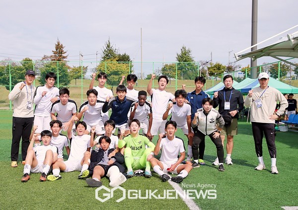 서울대한FC축구선수단이 10일 안동강변축구장에서 열린 '2023 안동하회탈고등1학년축구페스티벌'에서 기념 촬영을 하고 있다(사진=김병용 기자)