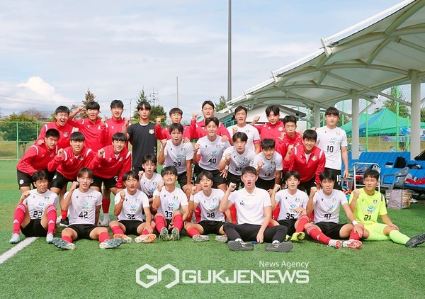 경북 영덕고축구부선수단이 10일 안동강변축구장에서 열린 '2023 안동하회탈고등1학년축구페스티벌'에서 기념 촬영을 하고 있다(사진=김병용 기자)