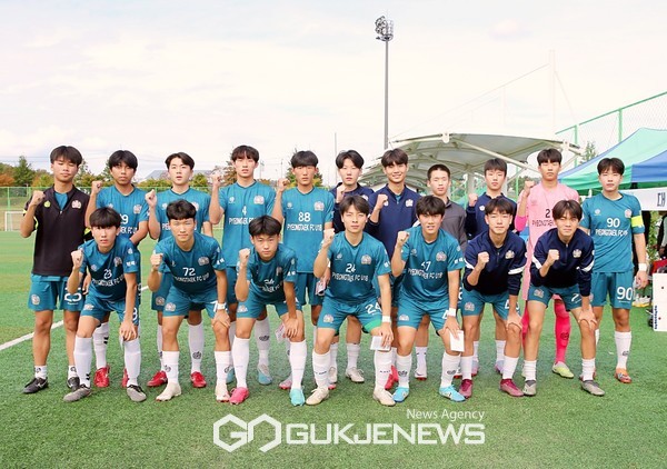 경기 평택FCU18선수단이 10일 안동강변축구장에서 열린 '2023 안동하회탈고등1학년축구페스티벌'에서 기념 촬영을 하고 있다(사진=김병용 기자)