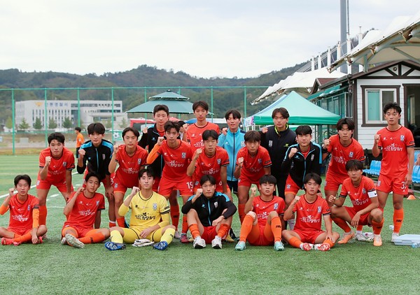 경기 화성시U18선수단이 10일 안동강변축구장에서 열린 '2023 안동하회탈고등1학년축구페스티벌'에서 기념 촬영을 하고 있다(사진=김병용 기자)