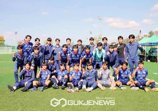 충주상업고축구부선수단이 10일 상주강변축구장에서 열린 '2023 명실상주고등1학년축구페스티벌'에서 기념 촬영을 하고 있다(사진=김병용 기자)
