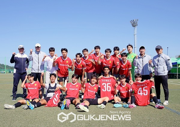 천안제일고축구부선수단이 10일 상주강변축구장에서 열린 '2023 명실상주고등1학년축구페스티벌'에서 기념 촬영을 하고 있다(사진=김병용 기자)
