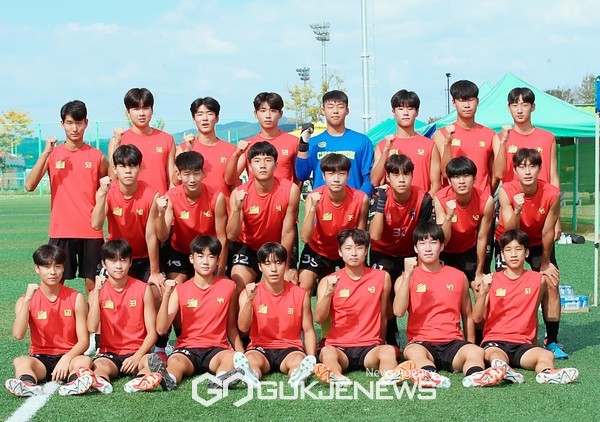 평택JFCU18축구선수단이 10일 상주강변축구장에서 열린 '2023 명실상주고등1학년축구페스티벌'에서 기념 촬영을 하고 있다(사진=김병용 기자)