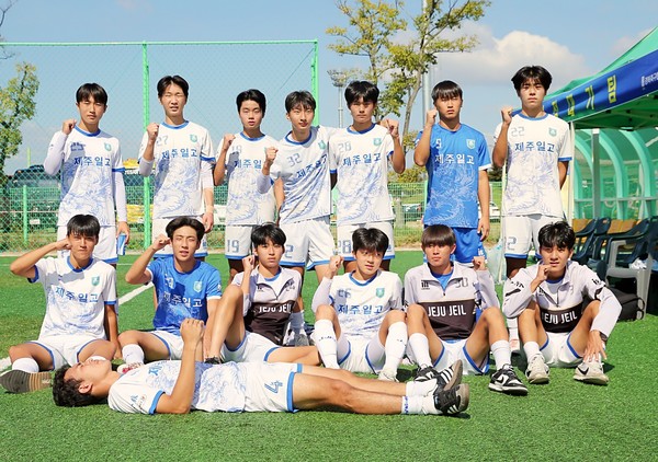 제주제일고축구부선수단이 10일 상주강변축구장에서 열린 '2023 명실상주고등1학년축구페스티벌'에서 기념 촬영을 하고 있다(사진=김병용 기자)