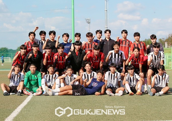 강원FC세경U18C축구선수단이 10일 상주강변축구장에서 열린 '2023 명실상주고등1학년축구페스티벌'에서 기념 촬영을 하고 있다(사진=김병용 기자)