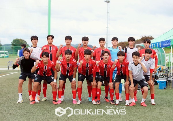 경북 고령FCU18축구선수단이 10일 상주강변축구장에서 열린 '2023 명실상주고등1학년축구페스티벌'에서 기념 촬영을 하고 있다(사진=김병용 기자)