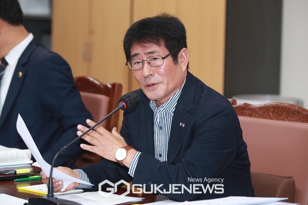 12일 열린 제주도의회 제421회 임시회 농수축경제위원회의 제주시를 대상으로 한 행정사무감사에서 국민의힘 고태민 의원(국민의힘·애월읍갑)은 "도민여론을 무시한 들불축제 중단은 도민여론을 무시한 독단적인 행정의 폭거"라고 주장했다.[사진=제주도의회]