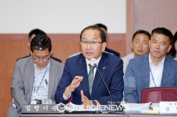 제주시장은 "들불축제 주체는 법령과 조례로 제한되지 않았고, 그동안 제주시가 주최해 왔다"라며 "(불놓기 중단에 대해)도지사에게 사전 보고했고, 별도 지휘를 받지는 않았다"고 답했다.[사진=제주도의회]