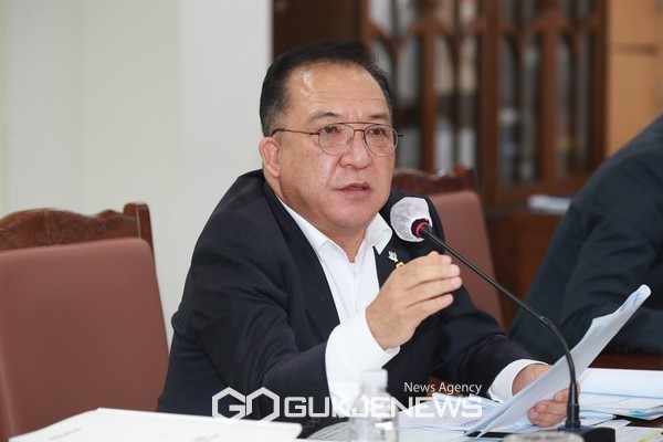 12일 열린 제주도의회 행정자치위원회 행정사무감사에서 이정엽 의원(국민의힘, 서귀포시 대륜동)은  감사위원회 도민감사관 10명중 서귀포시민은 1명꼴에 불과한 것으로 나타났다고 지적했다.[사진=제주도의회]