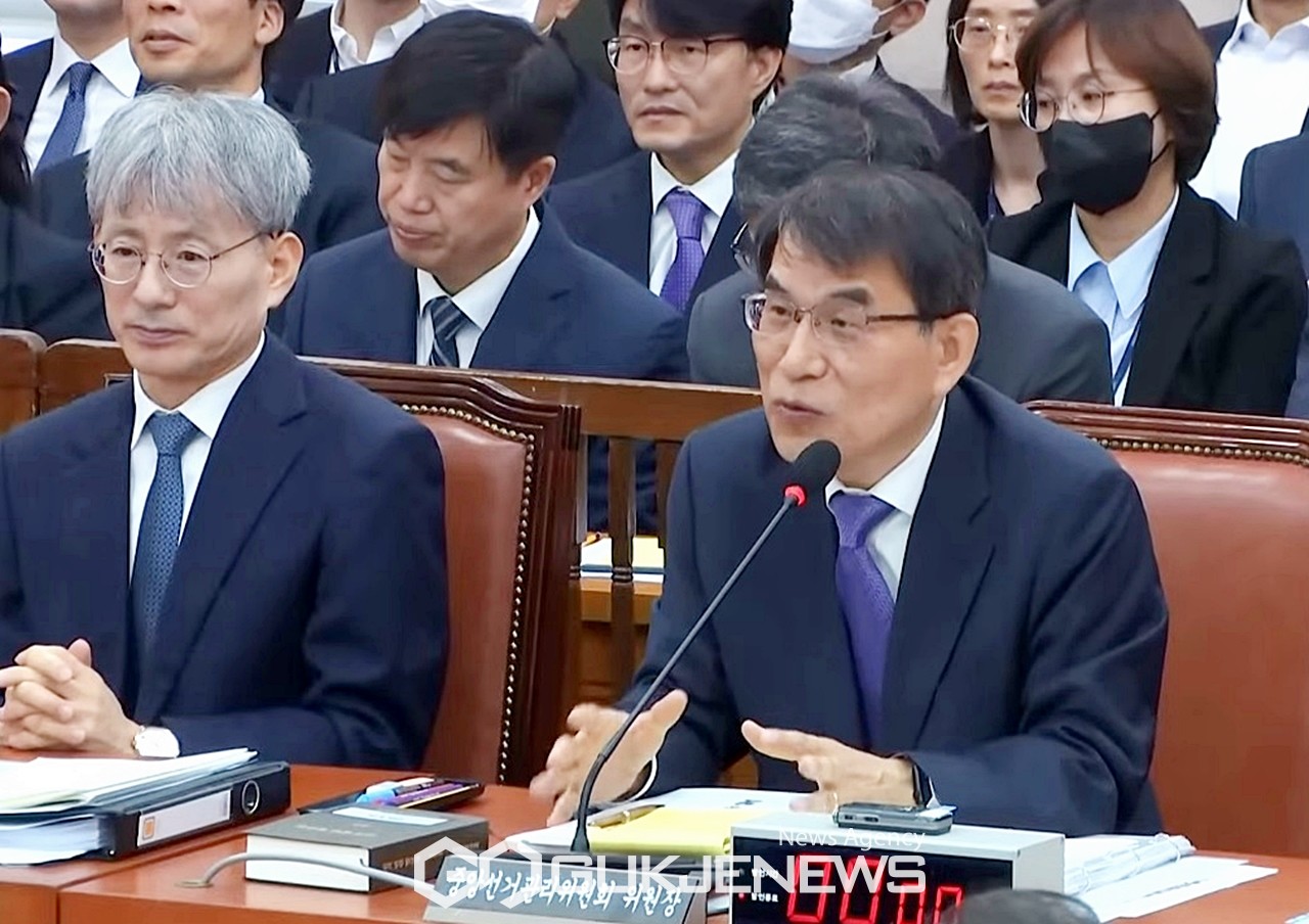 ▲노태악 중앙선거관리위원회 위원장이 13일 국회 행정안전위원회 국정감사에 출석해 여야 의원의 질의에 답변하고 있다./사진=이용우 기자