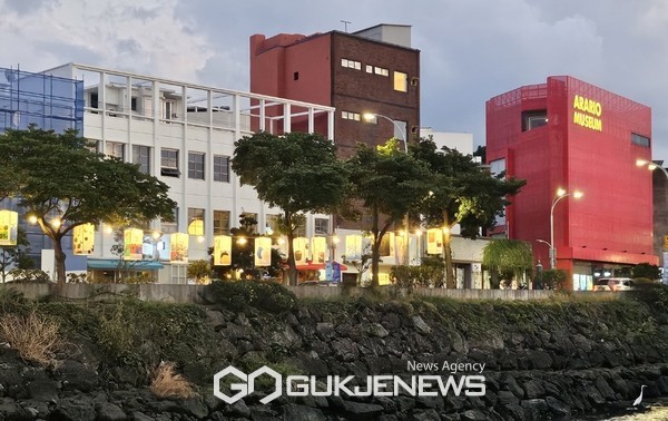 산지천 일대가 대형 아트풍선과 조각들 그리고 청년 신진작가들의 예술의 열정이 담긴 초롱불이 산지천의 가을밤을 환하게 밝혔다.[사진=문서현 기자]