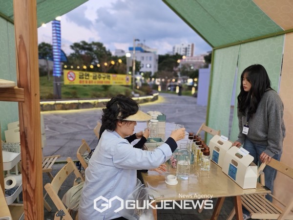 15일 오후 2023 아트페스타인제주에서 진행하는 나만의 디퓨져만들기 체험행사에 참여하고 있는 관람객들.[사진=문서현 기자]