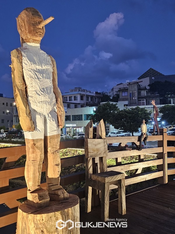 산지천 다리 위에는 현대인의 삶을 피노키오 코로 표현한 김도마의 목재작품.[사진=문서현 기자]
