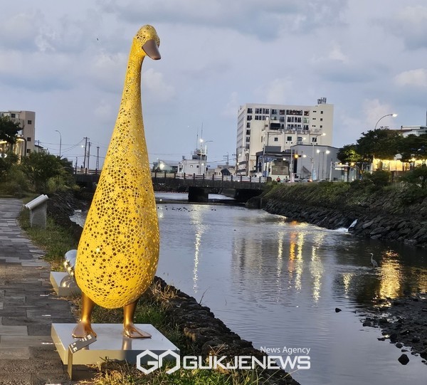 제주시는 야간미술축제로 꾸린 2023 아트페스타 인 제주를 지난 13일 개막해 오는 22일까지 열흘간  원도심을 관통하는 산지천 갤러리 등 산지천 일대에서 다채로운 프로그램을 주민과 관광객들 맞이하고 있다.[사진=문서현 기자]