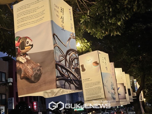  신진 청년 작가들이 참여하는 초롱 전시 공간이 탐라문화광장에서부터 산포까지 거리를 환하게 밝히며 관람객의 발길을 사로잡는다.[사진=문서현 기자]