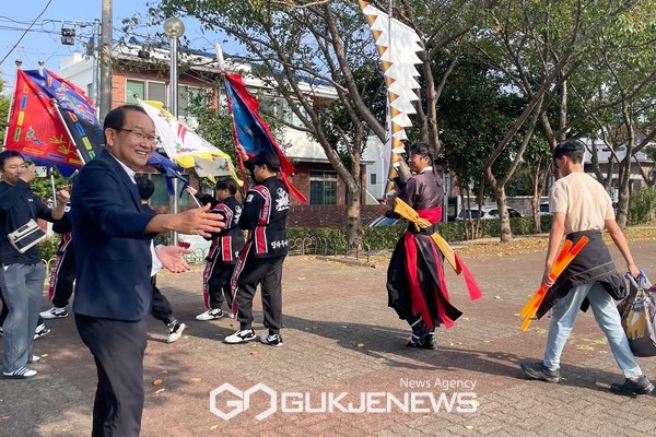 강병삼 시장은 14일 제주의 전통문화의 전승과 지역 경제활성화를 위해 마련된 고마로와 신산공원(북측 광장)에서 열린 『제8회 고마로마문화축제』 거리 퍼레이드에 참석했다.[사진=제주시청]