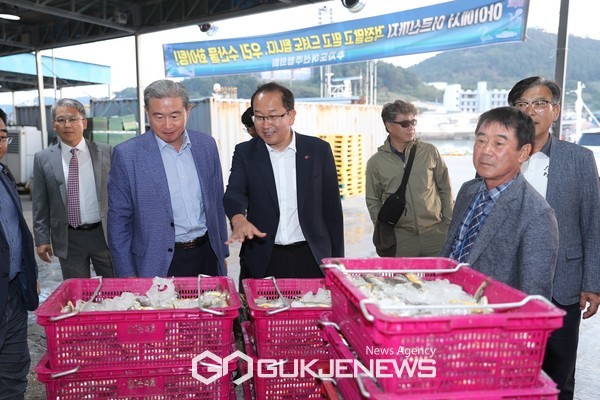 14일 참굴비 축제장을 방문한 강병삼 제주시장.[사진=제주시청]