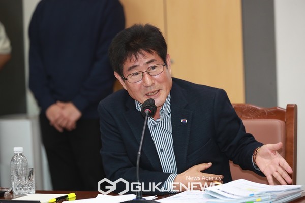 17일 열린 제주도의회 제421회 임시회 농수축경제위원회 행정사무감사에서 고태민의원은 제주 더큰내일센터 운영에 기업들의 참여 부진 직원들의 연이은 퇴사, 신규프로램 부실, 불투명한 예산 관리 등 총제적인 부실 운영에 대해 질타했다.[사진=제주도의회]